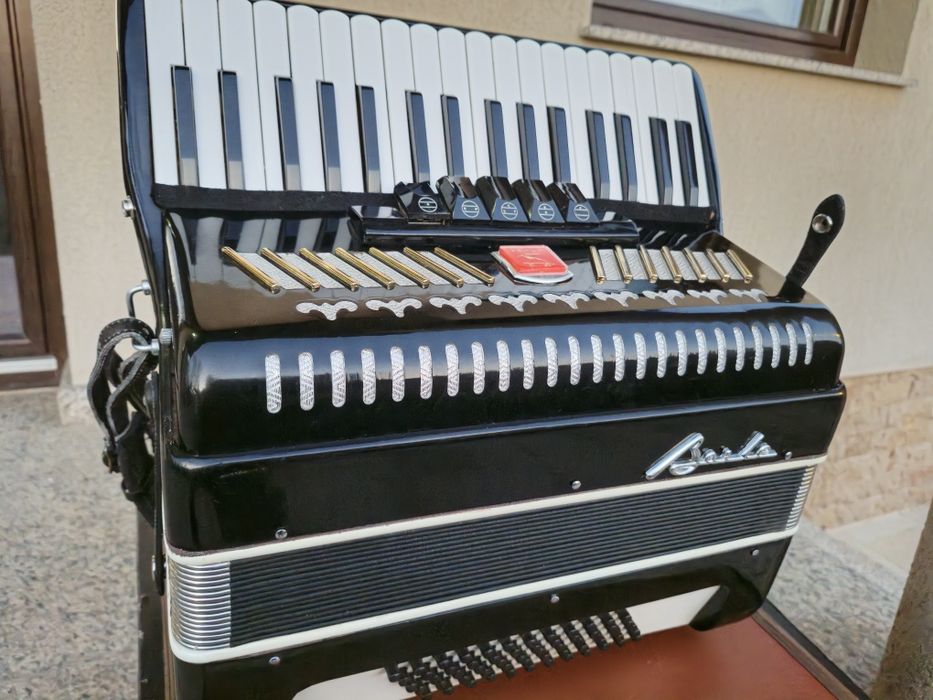 Vând acordeon Baile cu 60 basi negru