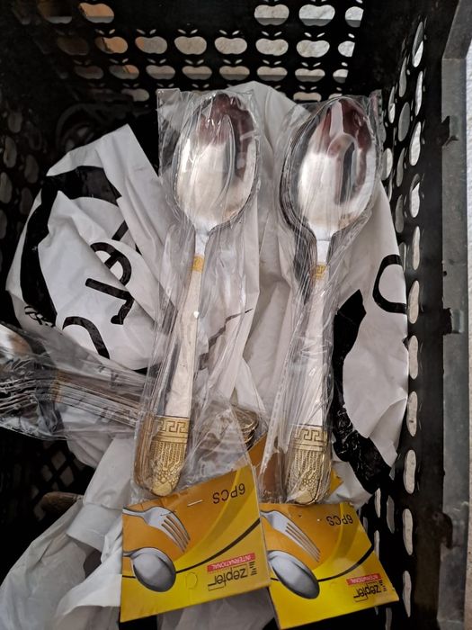 Стол, стулья ыдыстарымен сатылады!