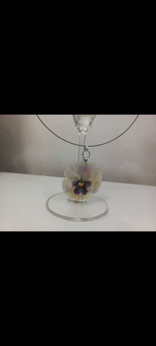 колиета от естествени орхидеи и теменужки