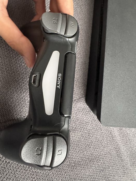 PS4 Slim + 2 controllere