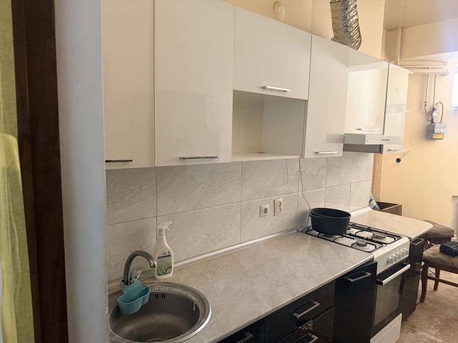 Kuxinniy mebel 2.40 metrli sifati yahshi akrildan qilingan