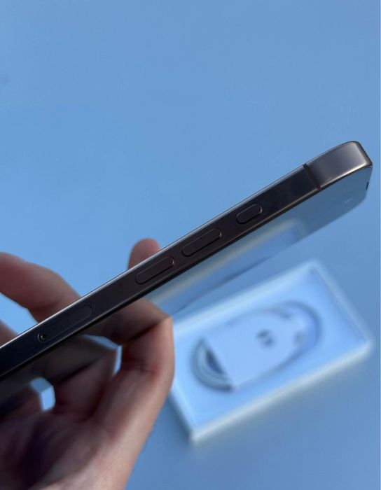 Vând iPhone 16 pro max Desert Titanium