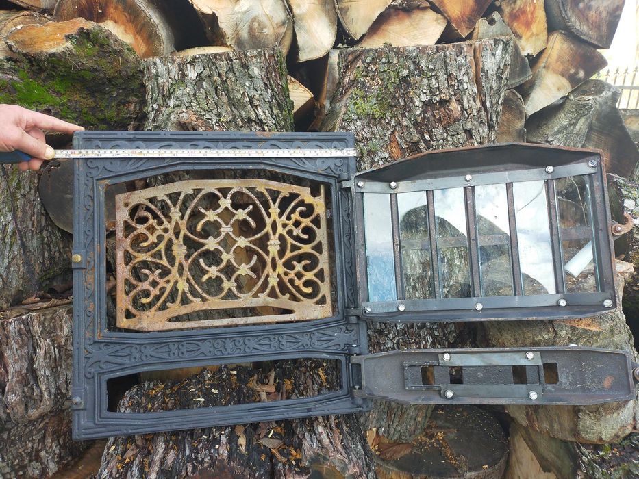 Ușă pentru șemineu din fontă