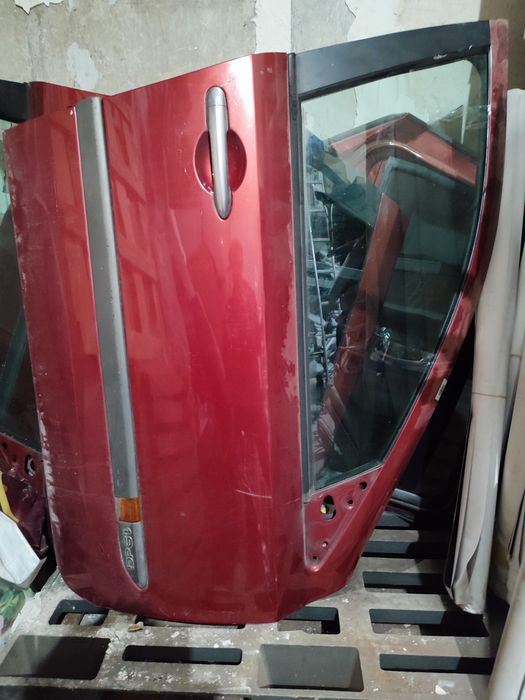 Врати и броня за Renault laguna 2.Фарове xenon - два леви един десен.Кора над двигател.