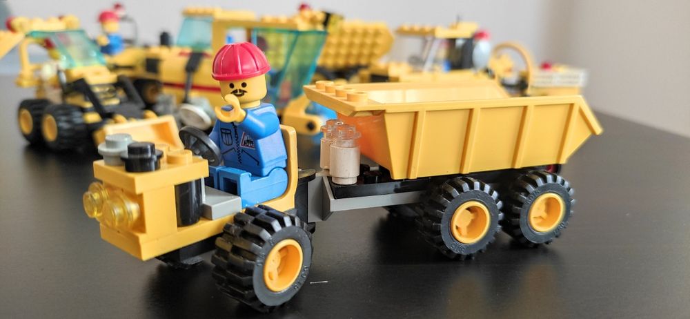 Продавам Лего ремонтна серия багер влак самосвал кран  чистач улици