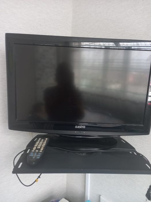 Телевизор Sanyo и Elenberg с подставкой