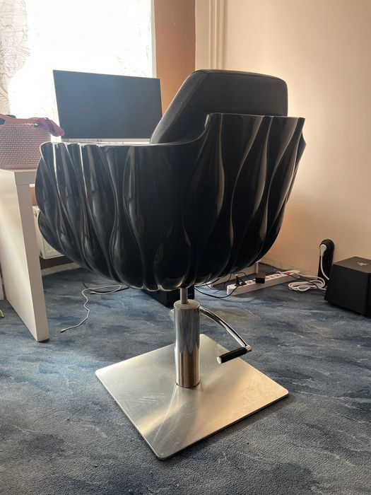 Фризьорски стол с механизъм за регулиране на височината