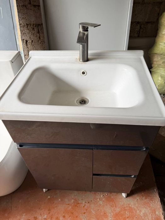 Продам ванну унитаз и тумбочку с раковиной комплект