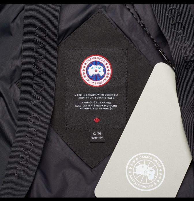 Geacă tip parka Canada Goose – de iarnă, cu glugă și blană