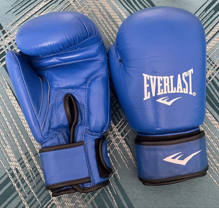 боксерские перчатки Everlast в идеальном состояние