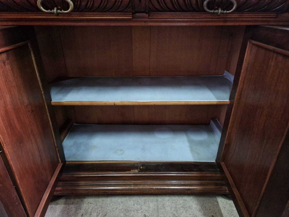 Уникален дъбов бюфет с 4 броя месингови закачалки и красива дърворезба