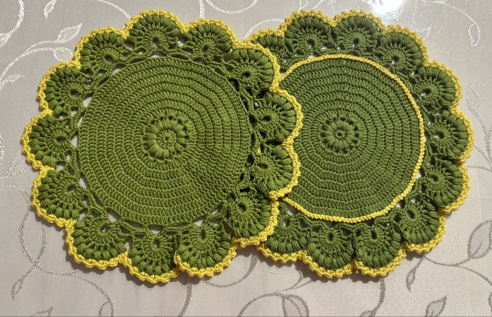 Вязаные салфетки для сервировки стола