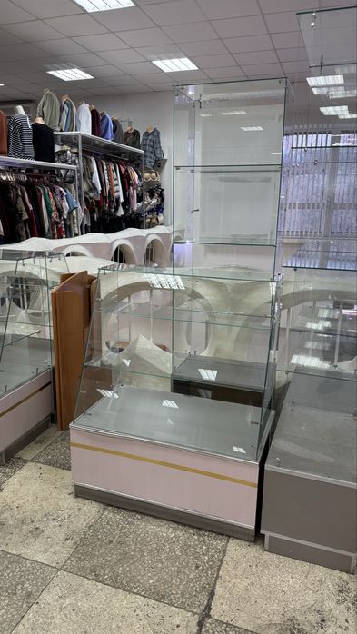 Витрины, стеллажи стеклянные