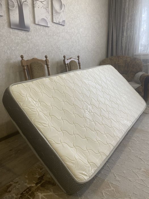 Продам матрас в отличном состоянии (200x90)