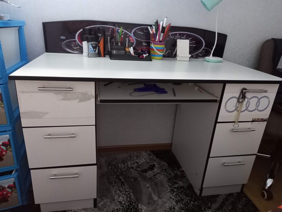 Продам кровать машина + стол в подарок