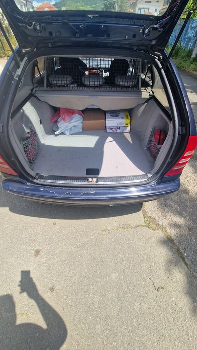 Продавам личния си автомобил Mercedes C180