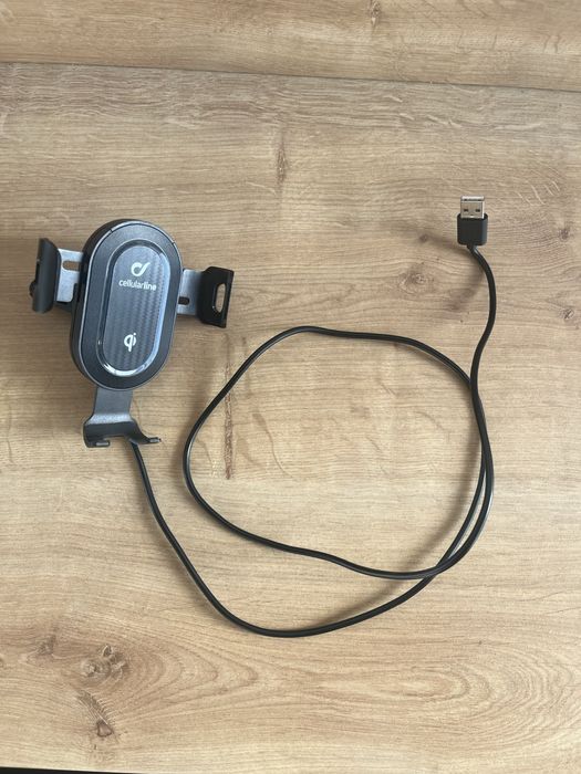 Зарядно-стойка за кола Cellularline  безжично