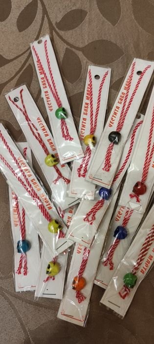 Мартеници гривни