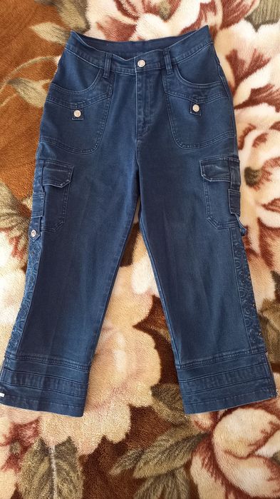 Продаются джинсы и капры джинсовые.