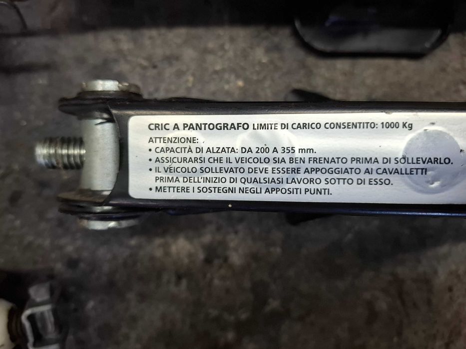 Оригинални крикове за автомобили