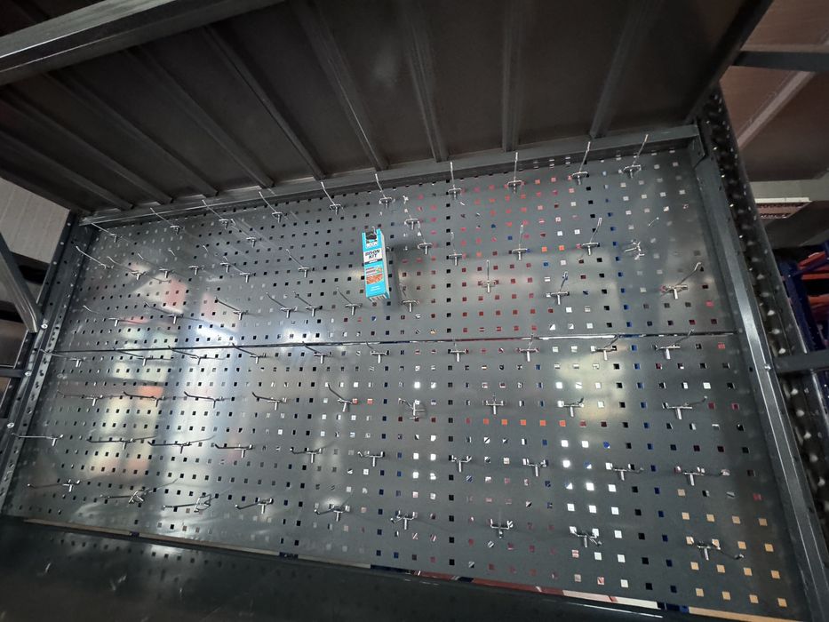 Стелажи с перфориран гръб БЯЛ И СИВ