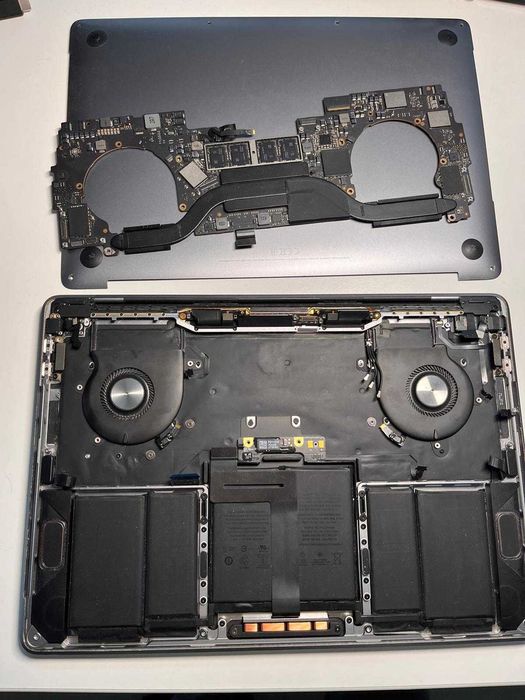 MacBook Pro 13" 2020 A2251  pentru piese, placa 820-01949-A stricata