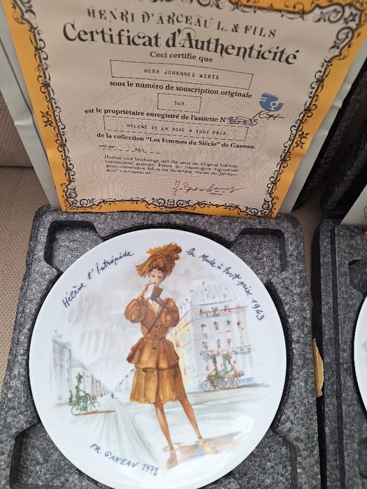 Декоративни чинии " Жените на века"