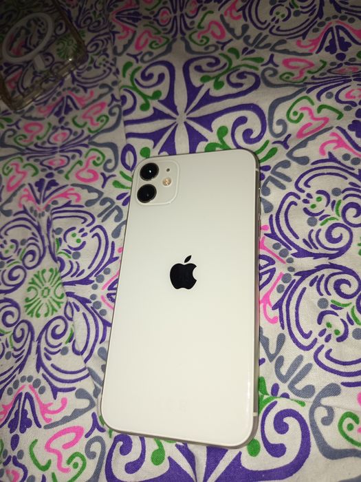 Iphone 11 white 64gb good condition 10/10 battery health 100%