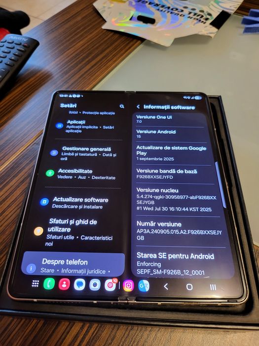 Galaxy Z Fold 3 256 GB Auriu/Negru, geam display mic puțin lovit