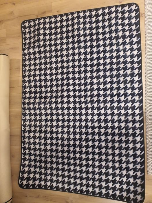 2 броя нови килими