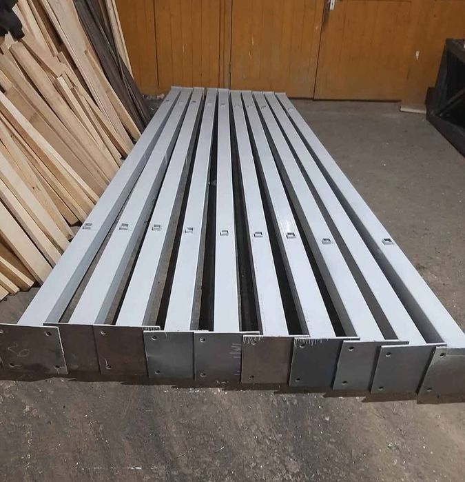 Hale metalice structurii complete
Lățime lungime și h 
5x20x4
6x20x4
8x20x4
10x20x4
12x20x4
14x20x4
16x20x4
18x30x4
20x50x4
Structurile sunt confecțio