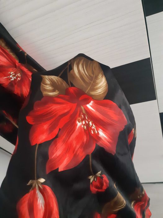 vand rochita foarte eleganta, material finut