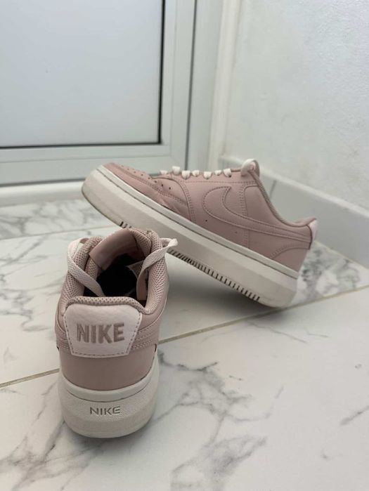 Продавам тези маратонки Nike W court vision alta