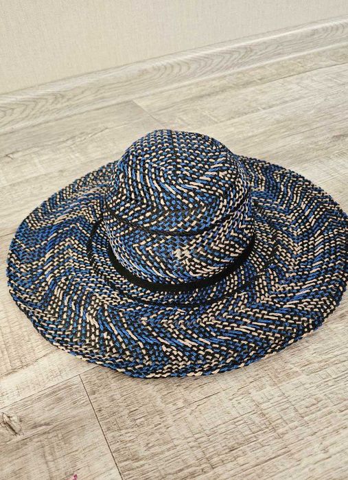 Шляпка из натуральных материалов фирмы Roxy