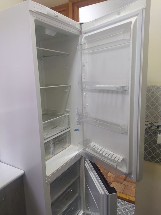 Indesit Холодильник продается