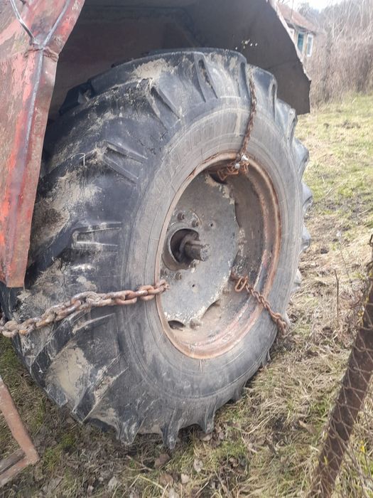 Schimb sau vând roti de tractor U650 spate . Cu alte roti de tractor U650 doar cu cauciucurile mai înguste că ale mele sunt mai late .
