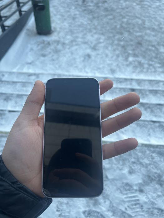 iPhone 14 сиреневого цвета