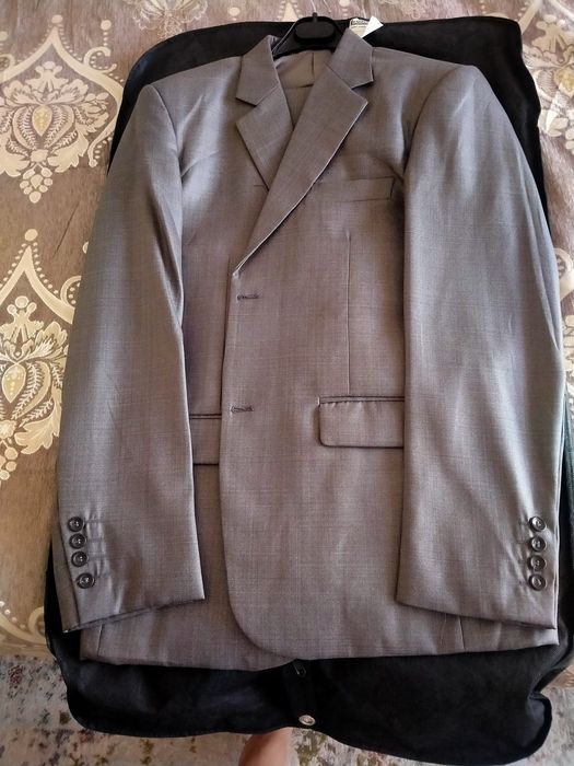 Костюм мужской стального цвета