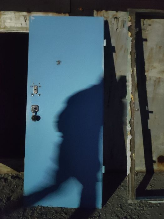 Продам дверь на 80 в отличном состоянии утепленная , с ключами