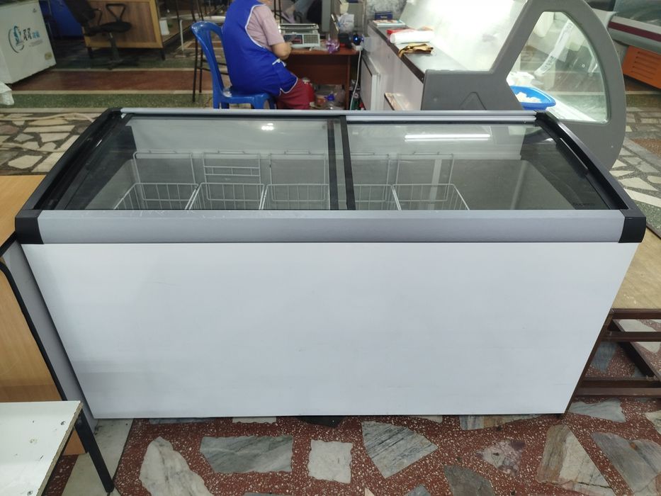 Продам витрину и морозильную камеру