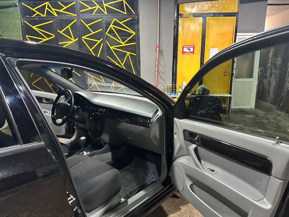 Qora Jentra Chevrolet