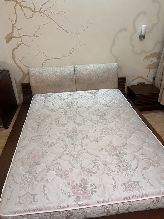 Кровать с тумбочкой и матрацем