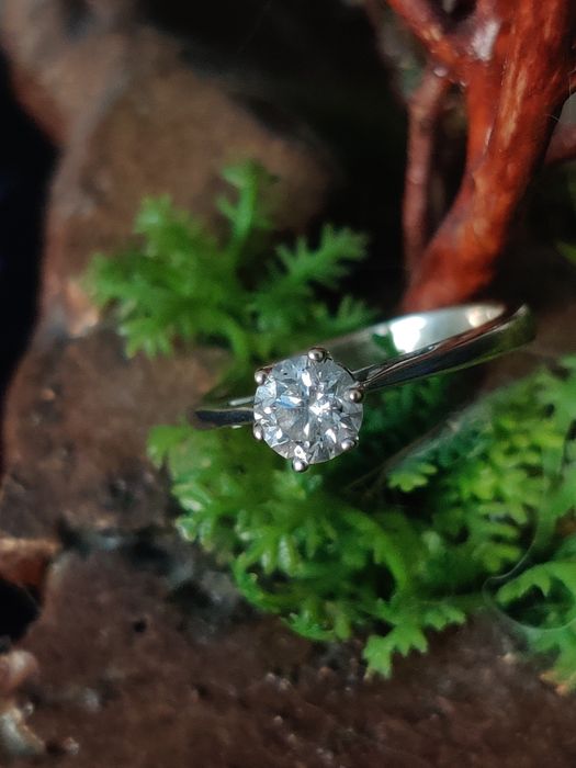 Золотое кольцо с бриллиантом