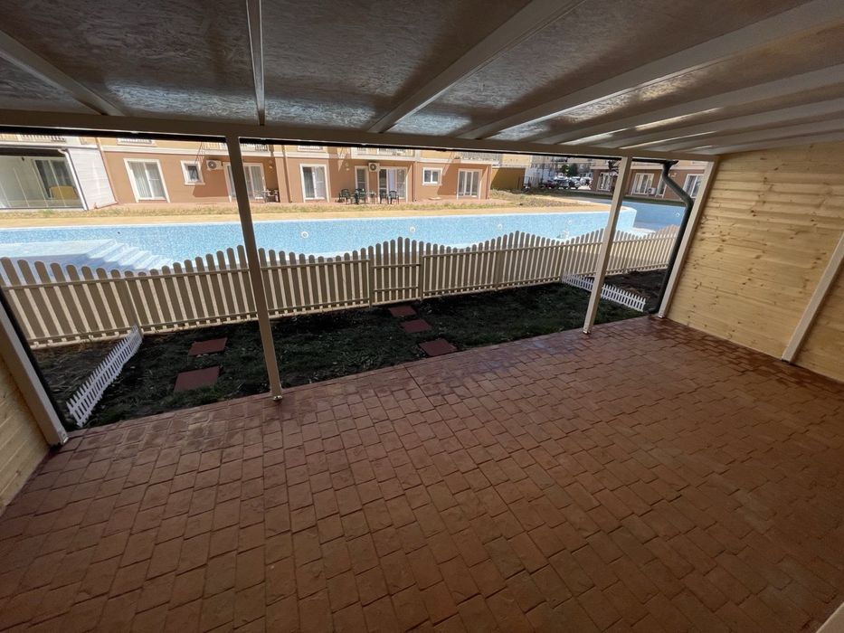 Apartament 2 camere de închiriat în Cosmopolis – parter, terasă mare, vedere și acces la piscină