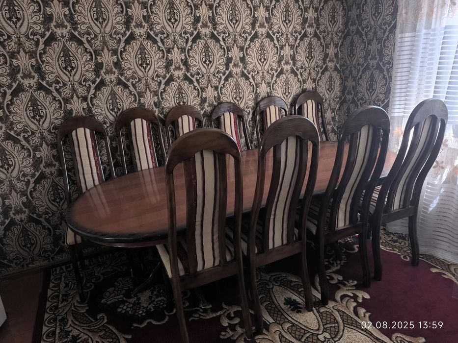 Продадим стол со стульями.