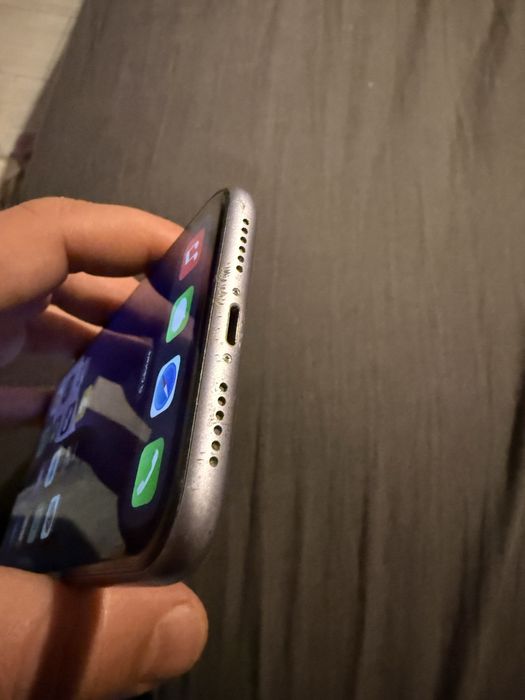 Vand Iphone 11 128 gb culoare Lyla