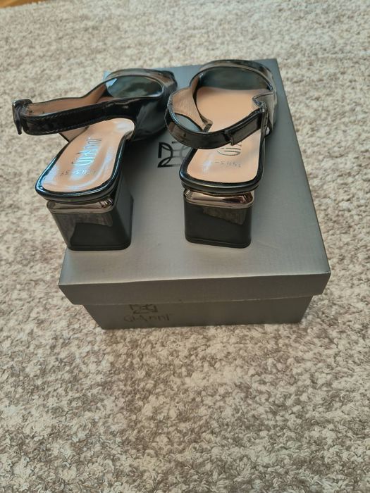 Елегантни сандали GiAnni