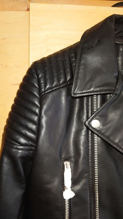 Чисто ново яке от изкуствена кожа Zara, размер М, но отговаря на S