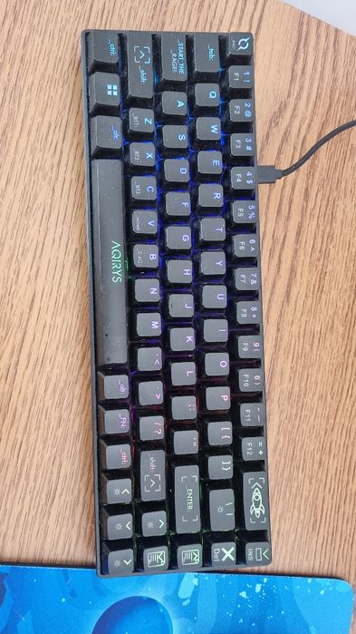 Vând tastatura Aqirys cu cutie cu tot