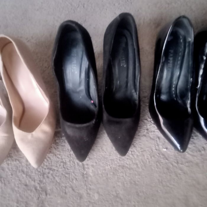 Oyoq qiyimlar sotiladi